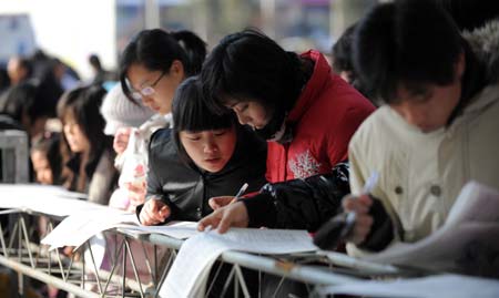 College graduates attend a job fair in Hangzhou, capital of east China's Zhejiang Province Jan. 13, 2009. Some 700 companies provided 12,000 positions during the job fair on Tuesday. [Xu Yu/Xinhua]