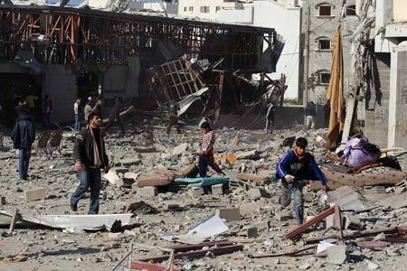 Palestinians inspect their houses destroyed by Israeli strikes in the al Karama area of Gaza City on Jan. 13, 2009. Israeli soldiers fought heavy battles with local militants in Gaza early Tuesday. Medics said Monday that over 900 people have been killed and more than 4,100 others wounded since Israeli military operation on Dec. 27, 2008. [Wissam Nassar/Xinhua]