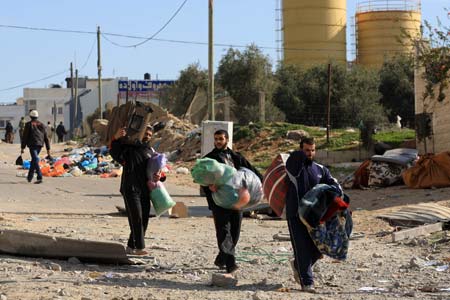 Palestinians retrieve their belongings for their house in the al Karama area of Gaza City on Jan. 13, 2009. Israeli soldiers fought heavy battles with local militants in Gaza early Tuesday. Medics said Monday that over 900 people have been killed and more than 4,100 others wounded since Israeli military operation on Dec. 27, 2008. [Wissam Nassar/Xinhua]