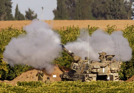 An Israeli mobile artillery unit fires a shell towards Gaza from its position outside the northern Gaza Strip January 13, 2009. Israeli forces tightened their hold on the outskirts of the city of Gaza on Tuesday as United Nations chief Ban Ki-moon pressed for a ceasefire in the fighting between Israel and Palestinian militants. [Xinhua/Reuters]