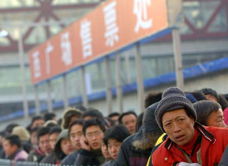 People stand in line for tickets at the Beijing West Railway Station in Beijing, capital of China, Jan. 13, 2009, as the traditional Chinese Lunar New Year approaches.[Xinhua]