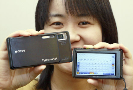 A Sony Cyber-shot DCS-G3 digital camera is shown at the annual Consumer Electronics Show (CES) in Las Vegas, Nevada Jan. 9, 2009. [Xinhua/AFP]