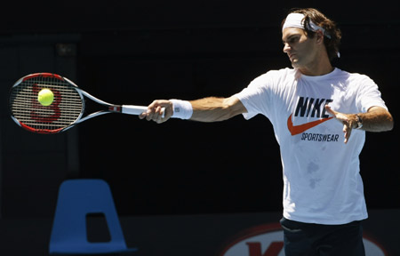 Switzerland's Roger Federer hits a forehand during a tennis practice session at Melbourne Park Jan. 13, 2009.[Xinhua/Reuters]