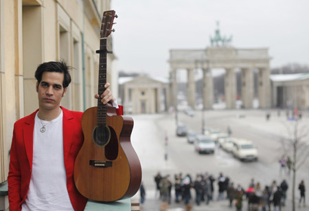 Israeli singer Aviv Geffen poses during a photocall in front of the Brandenburg gate in Berlin to promote his Germany tour, Jan. 13, 2009. [Xinhua/Reuters]