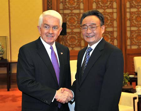 Wu Bangguo (R), chairman of the Standing Committee of the National People's Congress of China, meets with a U.S. Chamber of Commerce delegation led by President Thomas Donohue in Beijing, capital of China, Jan. 13, 2009.[Liu Jiansheng/Xinhua]
