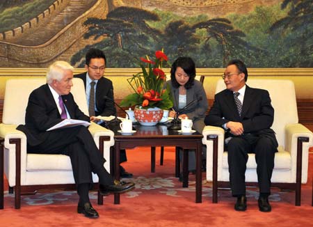  Wu Bangguo (R), chairman of the Standing Committee of the National People's Congress of China, meets with a U.S. Chamber of Commerce delegation led by President Thomas Donohue in Beijing, capital of China, Jan. 13, 2009. [Liu Jiansheng/Xinhua]