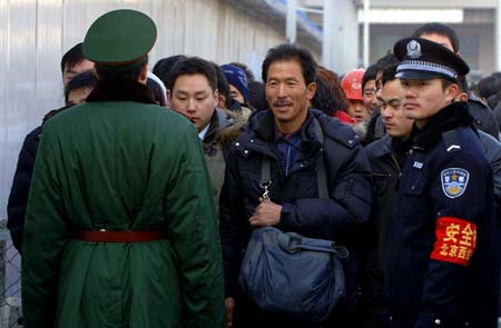 People stand in line for tickets at the Beijing West Railway Station in Beijing, capital of China, Jan. 13, 2009, as the traditional Chinese Lunar New Year approaches.[Gong Lei/Xinhua]