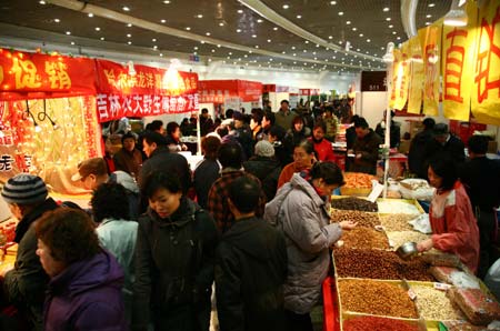 People buy commodities at a trade fair during a culture festival with the theme of greeting the Spring Festival in Xinghai Exhibition Center in Dalian, northeast China's Liaoning Province, Jan. 13, 2009. As the Spring Festival draws near, people start to buy goods for celebration and family reunion. The Spring Festival, or the Chinese lunar New Year, falls on Jan. 26 this year.[Xinhua]