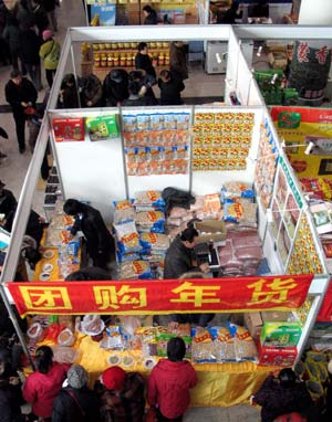 People buy commodities for the Spring Festival at a trade fair in Shungeng International Exhibition Center in Jinan, capital of east China's Shandong Province, Jan. 12, 2009. As the Spring Festival draws near, people start to buy goods for celebration and family reunion. The Spring Festival, or the Chinese lunar New Year, falls on Jan. 26 this year. [Xinhua]