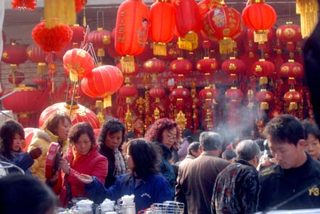 The hustle and bustle is seen as people frequent the market in Hanzheng Street in Wuhan, capital of central China's Hubei Province, Jan. 12, 2009. As the Spring Festival draws near, people start to buy goods for celebration and family reunion. The Spring Festival, or the Chinese lunar New Year, falls on Jan. 26 this year.[Xinhua]