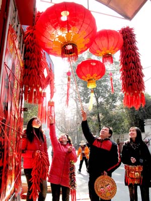 Customers buy red lanterns at a bazaar in Nanta Street in Ezhou, central China's Hubei Province, Jan. 13, 2009. As the Spring Festival draws near, people start to buy goods for celebration and family reunion. The Spring Festival, or the Chinese lunar New Year, falls on Jan. 26 this year. [Xinhua]
