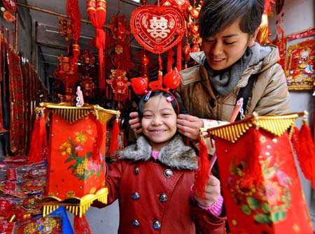 A woman and her girl choose lanterns at a market in Fuzhou, capital of east China's Fujian Province Jan. 13, 2009, as the traditional Chinese Lunar New Year approaches.[Xinhua]