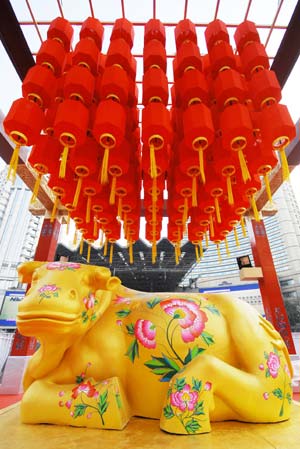  Photo taken on Jan. 13, 2009 shows an ox-shaped sculpture on the Nanjing Road in Shanghai, China,. As the Year of Ox in Chinese lunar calendar approaching, the city is permeated with a holiday atmosphere. The Chinese Year of Ox will start from Jan. 26, 2009.[Xinhua]