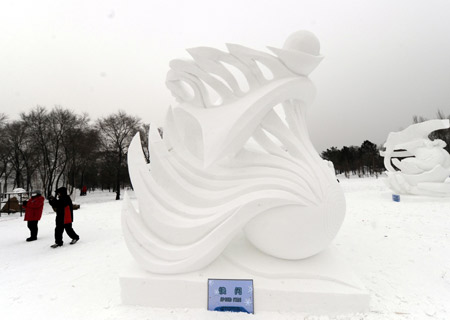 The snow carving Speed Fire is presented during the 14th Harbin International Snow Carving Contest in Harbin, capital of north China's Heilongjiang Province Jan. 13, 2009. [Xinhua]