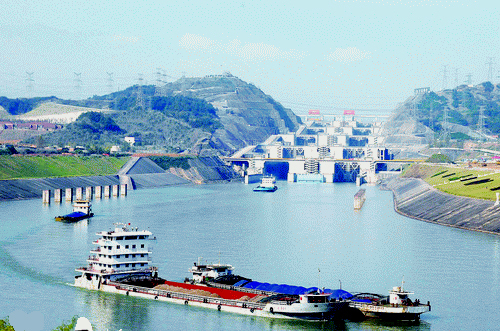 The navigation capacity along the Yangtze River has greatly improved since the Three Gorges Reservoir retained water last year. [Sanxian (Three Gorges) Daily photo]