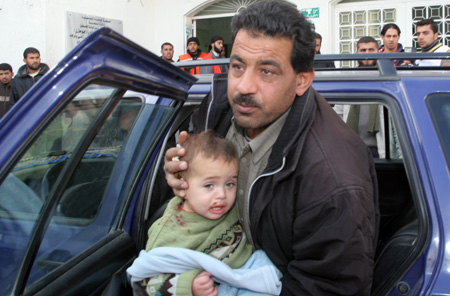 A Palestinian child who was injured in an Israeli army strike is rushed to Kmal Idwan hospital in Jabaliya refugee camp, northern Gaza Strip Jan. 13, 2009.[Xinhua]