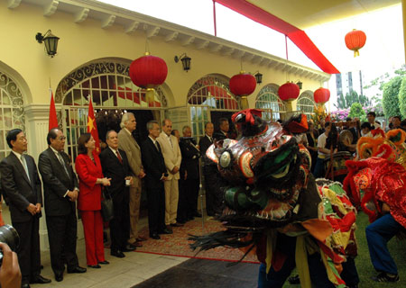 Overseas Chinese perform traditional lion dance during a Spring Festival reception at Chinese Embassy in Lima, Peru, on Jan. 13, 2009.[Liu Guoqiang/Xinhua]