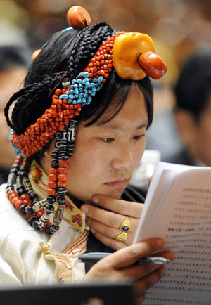  A delegate reads the government's work report during the second session of the Ninth Regional People's Congress of Tibet Autonomous Region in Lhasa, capital of southwest China's Tibet Autonomous Region, Jan. 14, 2009.[Gaesang Dawa/Xinhua]