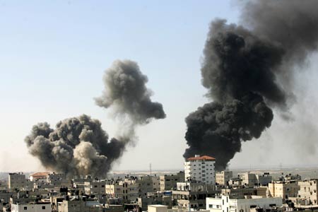 The Israeli army has intensified on Wednesday morning its strikes on several targets in Hamas-ruled Gaza Strip, killing four Palestinians as the Israeli offensive on the enclave continues on the 19th day. Smoke rises following explosions from an Israeli airstrike in Rafah, in the southern Gaza Strip, Jan. 13, 2009. [Xinhua]