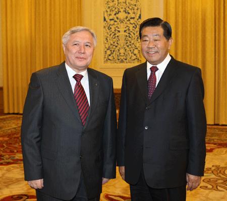  Jia Qinglin (R), chairman of the National Committee of the Chinese People's Political Consultative Conference, meets with visiting Ukrainian Minister of Defence Yuriy Yekhanurov in Beijing, capital of China, Jan. 14, 2009. [Xinhua]