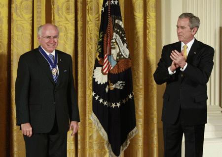 Former Australian Prime Minister John Howard (L) is applauded by U.S. President George W. Bush after Bush presented him with the Presidential Medal of Freedom during a ceremony in the East Room of the White House in Washington, Jan. 13, 2009. [Xinhua/Reuters]