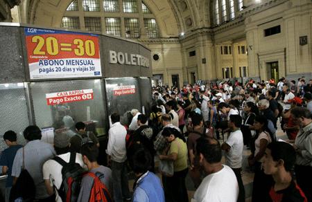 People wait to buy tickets in a subway station in Buenos Aires, Argentina, Jan. 13, 2009. Argentina government cut the subsidies to public output and encouraged citizens to spend more money to counteract the challenge of the financial crisis. The carfare of Argentina's public traffic raised since Tuesday.[Xinhua]