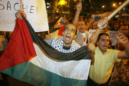 Protesters demonstrate against Israel's bombing of the Gaza Strip outside the Israeli embassy in Lima January 13, 2009.[Xinhua/Reuters]