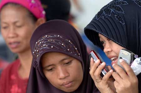 Women wait for the news of missing relatives who were on the sinking Teratai Prima ferry, in Parepare of South Sulawesi, Indonesia, Jan. 14, 2009. The Indonesian government assumed that there was a false data in the manifest of the ship, more passengers may be aboard the sunken ship. [Xinhua] 