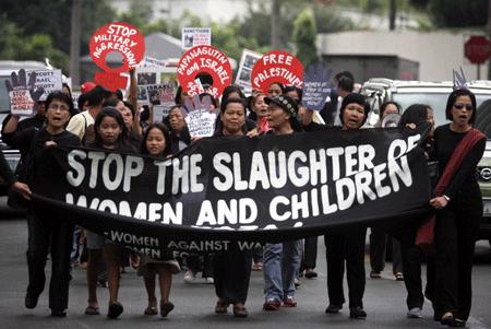 Filipino women take part in the protest against Israeli attack on the Gaza Strip, near the Israeli Embassy in Manila, capital of the Philippines, Jan. 14, 2009.[Xinhua]