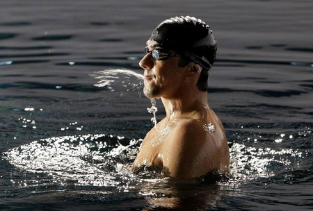  U.S. Olympic swimmer Michael Phelps swims during filming for a television commercial for Mazda at Yingdong Swimming Pool in Beijing Jan. 13, 2009. [Xinhua/Reuters]