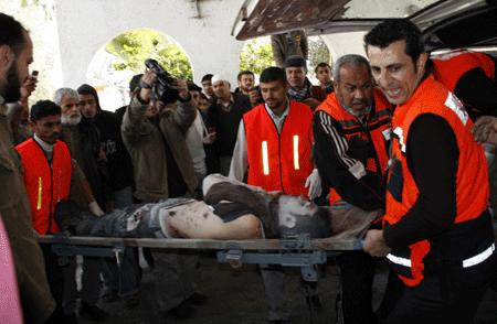 A Palestinian who was injured in an Israeli army strike is sent to Shifa hospital in Gaza City, Tuesday, Jan. 13, 2009.[Xinhua]