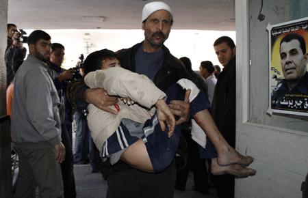 A Palestinian who was injured in an Israeli army strike is sent to Shifa hospital in Gaza City, Tuesday, Jan. 13, 2009.[Xinhua]