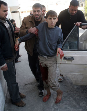 A Palestinian boy who was injured in an Israeli army strike is rushed to Kmal Idwan hospital in Jabaliya refugee camp, northern Gaza Strip Jan. 13, 2009. [Xinhua]