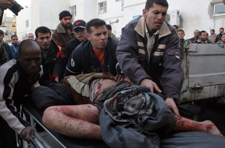  A Palestinian who was injured in an Israeli army strike is sent to Kmal Idwan hospital in Jabaliya refugee camp, northern Gaza Strip Jan. 13, 2009. [Xinhua]