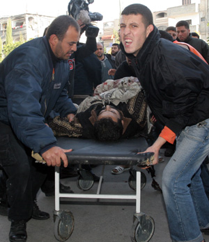  A Palestinian who was injured in an Israeli army strike is rushed to Kmal Idwan hospital in Jabaliya refugee camp, northern Gaza Strip Jan. 13, 2009. [Xinhua] 