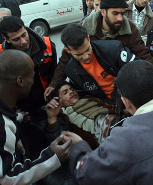  A Palestinian who was injured in an Israeli army strike is rushed to Kmal Idwan hospital in Jabaliya refugee camp, northern Gaza Strip Jan. 13, 2009. [Xinhua] 