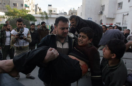  A Palestinian who was injured in an Israeli army strike is rushed to Kmal Idwan hospital in Jabaliya refugee camp, northern Gaza Strip Jan. 13, 2009. [Xinhua] 