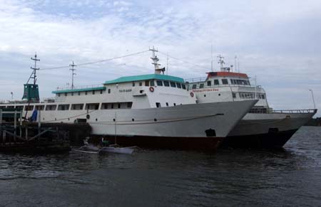 Two passenger ships, which are similar to the sinking Teratai Prima ferry, anchor at Parepare port following a transport suspension, in South Sulawesi, Indonesia, Jan. 14, 2009.[Yue Yuewei/Xinhua] 