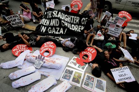 Filipino women hold a 'die-in' rally during a protest against Israeli attack on the Gaza Strip, near the Israeli Embassy in Manila, capital of the Philippines, Jan. 14, 2009. [Luis Liwanag/Xinhua]