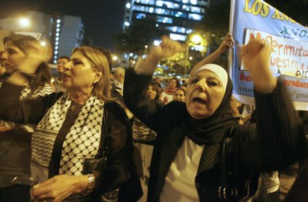  Women demonstrate against Israel's bombing of the Gaza Strip outside the Israeli embassy in Lima January 13, 2009.[Xinhua/Reuters]