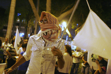 A protester holds a white flag during a demonstratation against Israel's bombing of the Gaza Strip outside the Israeli embassy in Lima January 13, 2009.[Xinhua/Reuters]