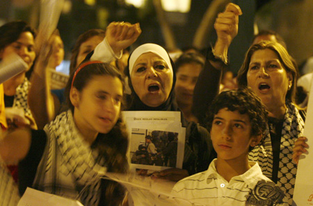  People demonstrate against Israel's bombing of the Gaza Strip outside the Israeli embassy in Lima January 13, 2009.[Xinhua/Reuters] 