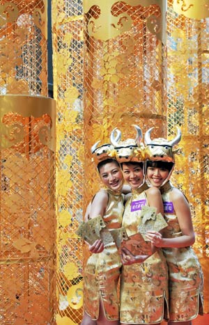 Three models in costumes of Ox pose at a shopping mall in Hong Kong, south China, Jan. 14, 2009. The shopping mall was decorated to attract customers before Chinese lunar new year, the year of Ox. [Lui SuiWai/Xinhua] 