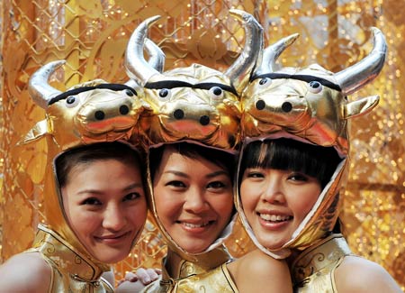 Three models in costumes of Ox pose at a shopping mall in Hong Kong, south China, Jan. 14, 2009. The shopping mall was decorated to attract customers before Chinese lunar new year, the year of Ox. [Lui SuiWai/Xinhua]