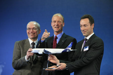 Airbus President and CEO Tom Enders (C), COO Fabrice Breguier (R) and A350 programme chief Didier Evrard attend the groundbreaking ceremony of A350's final assembly line in Toulouse, southern France, Jan. 14, 2009. The A350 jetliner is expected to be put into commercial use in 2013. [Zhang Yuwei/Xinhua]