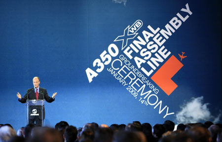  Airbus President and CEO Tom Enders speaks during the groundbreaking ceremony of A350's final assembly line in Toulouse, southern France, Jan. 14, 2009. The A350 jetliner is expected to be put into commercial use in 2013. [Zhang Yuwei/Xinhua]