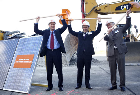 Airbus President and CEO Tom Enders (L), COO Fabrice Breguier (C) and A350 programme chief Didier Evrard attend the groundbreaking ceremony of A350's final assembly line in Toulouse, southern France, Jan. 14, 2009. The A350 jetliner is expected to be put into commercial use in 2013. [Zhang Yuwei/Xinhua]