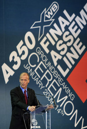 Airbus President and CEO Tom Enders speaks during the groundbreaking ceremony of A350's final assembly line in Toulouse, southern France, Jan. 14, 2009. The A350 jetliner is expected to be put into commercial use in 2013. [Zhang Yuwei/Xinhua]