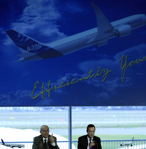 Airbus COO Fabrice Breguier (R) and A350 programme chief Didier Evrard attend the groundbreaking ceremony of A350's final assembly line in Toulouse, southern France, Jan. 14, 2009. The A350 jetliner is expected to be put into commercial use in 2013. [Zhang Yuwei/Xinhua]