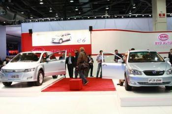 Chinese automaker BYD Auto Company pitched its F3DM plug-in electric hybrid car to U.S. consumers on Monday at the 2009 Detroit Auto Show and said it plans to begin selling its vehicles here in 2011. 